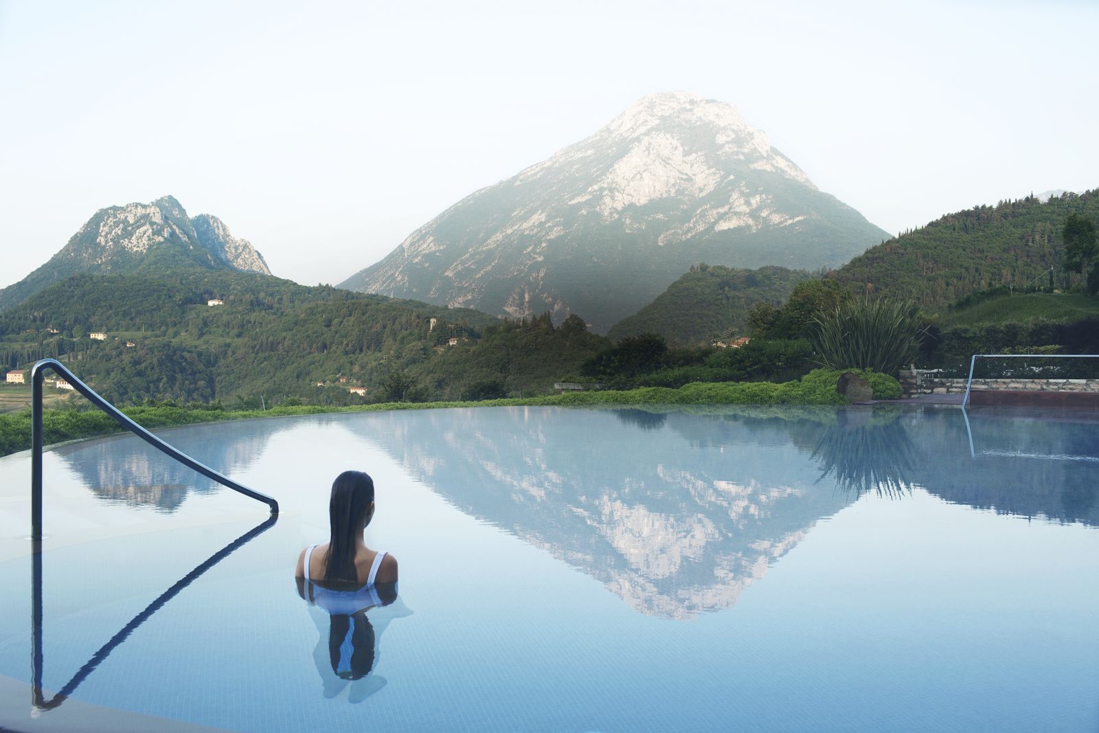 Vista sul Monte Pizzoccolo dalla piscina interna ed esterna di Lefay Resort & SPA Lago di Garda