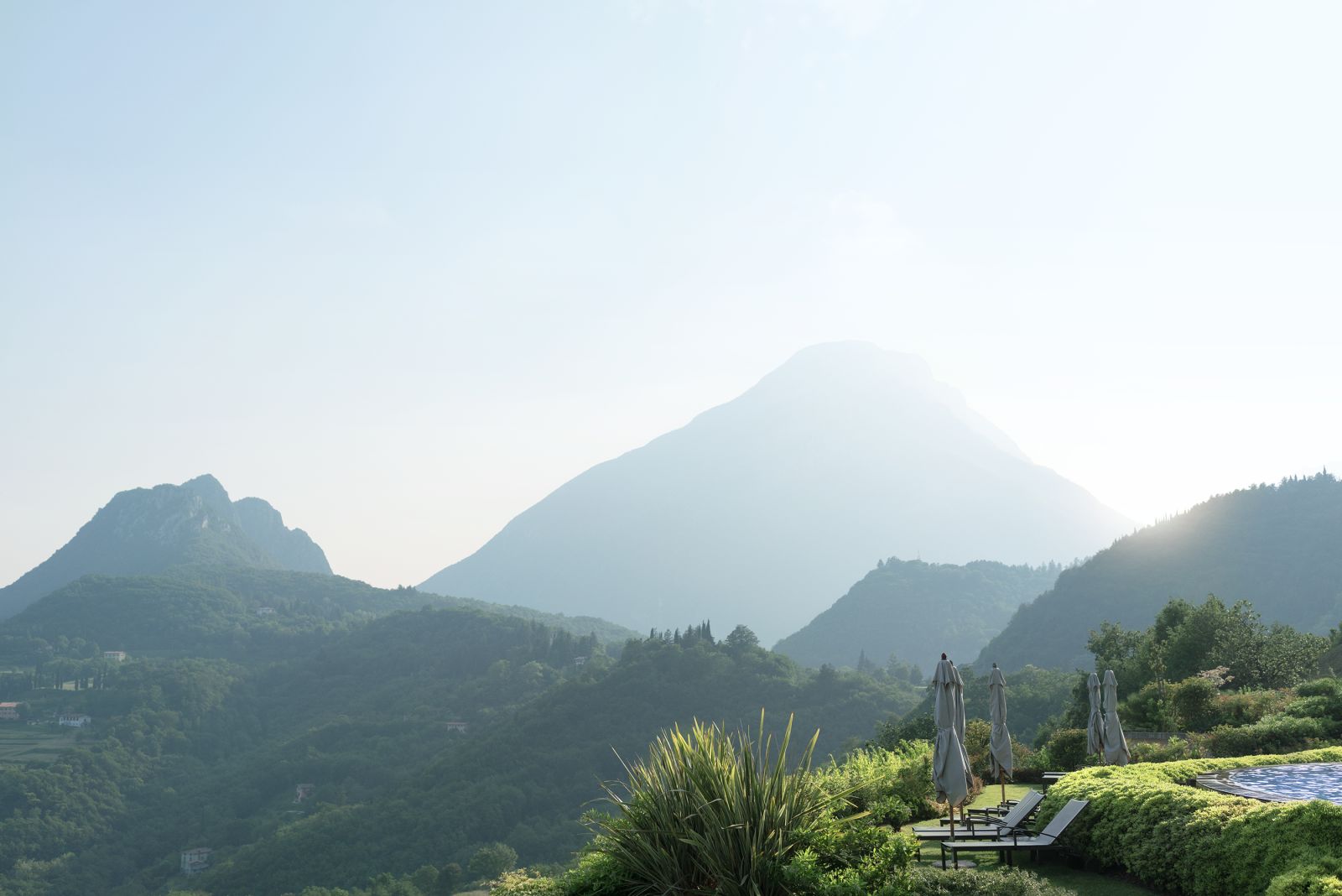 Vista sui Monti Pizzocolo e Castello dal parco di Lefay Resort & SPA Lago di Garda